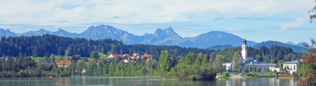 See und Häuser in Bayern