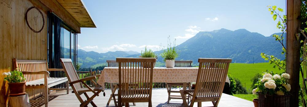 Ferienhaus-Terrasse mit Berg-Blick