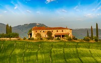 Toskana-Ferienhaus neben Feldern, Italien