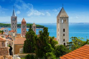 Häuser am Meer in Rab, Kroatien